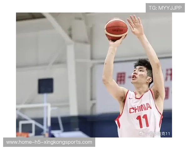 明天全运会首战！球迷偶遇男篮球员余嘉豪抵达北京国际机场，男蓝余嘉豪